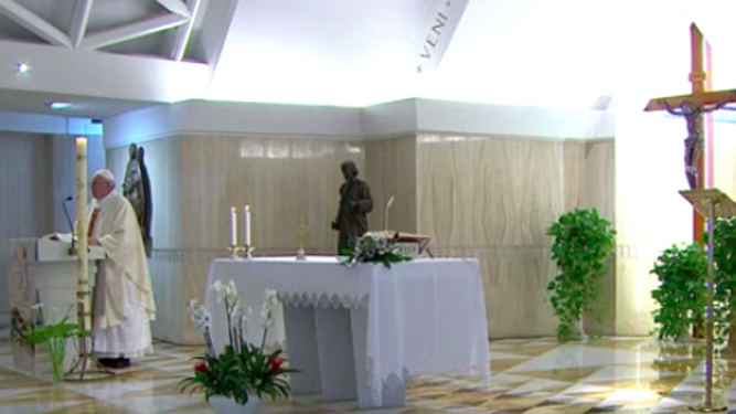 Francisco, junto a la imagen de San José Obrero