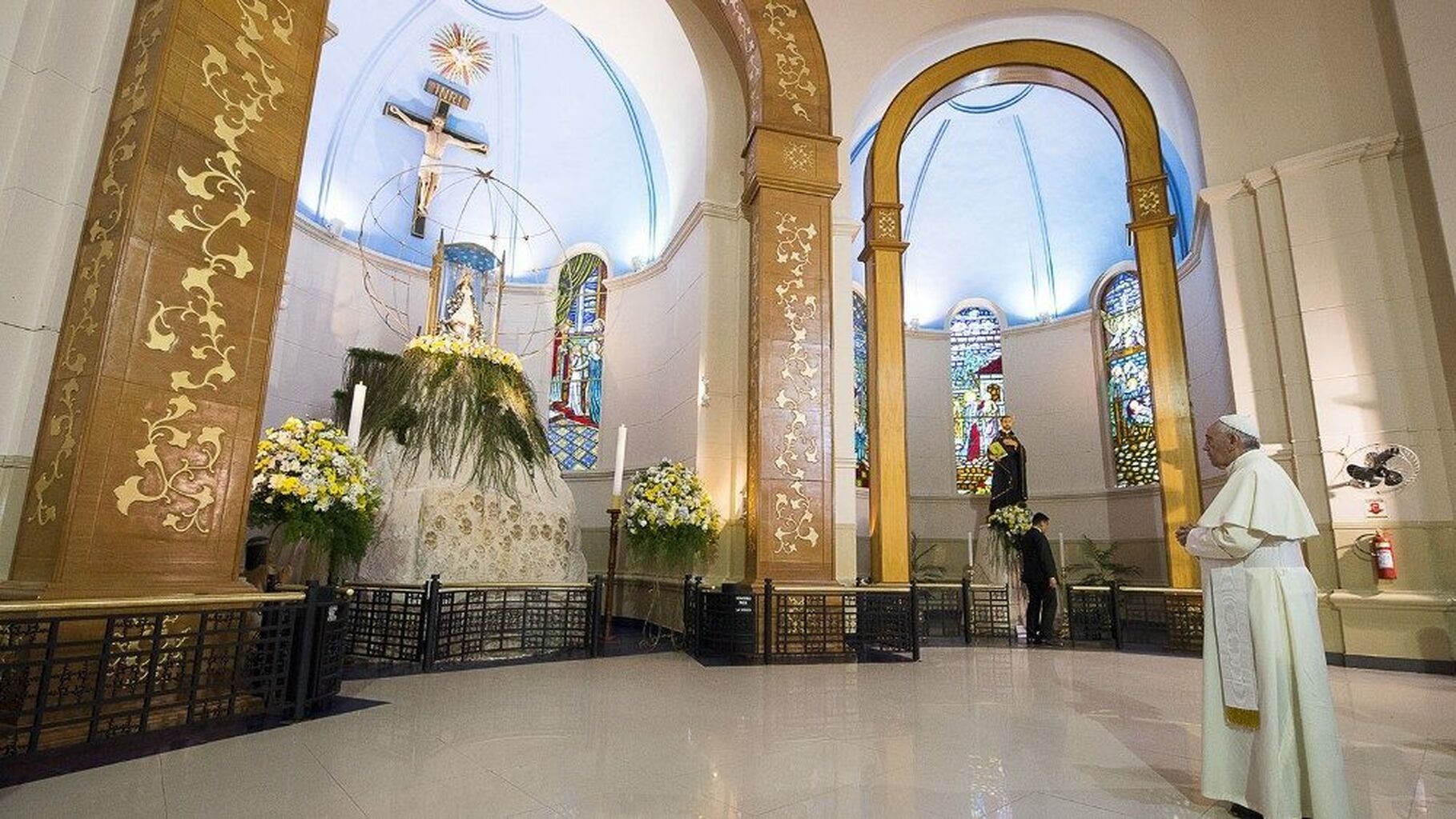 El Papa bendice a Paraguay, recientemente consagrado a la Virgen ...