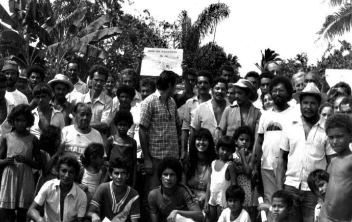 Padre Josimo con los agricultores a los que defendía