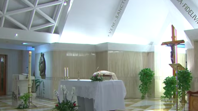 Francisco besa el altar de Santa Marta