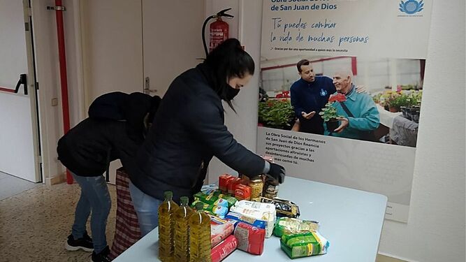 Reparto de alimentos en el Albergue San Juan de Dios de Madrid