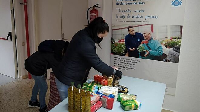 Reparto de alimentos en el Albergue San Juan de Dios de Madrid