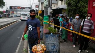 Un joven sobrevive vendiendo fruta en El Savador