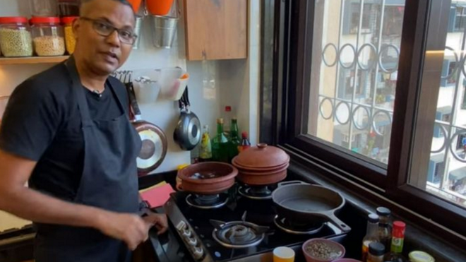 El padre W. D'Souza cocina y predica en Youtube