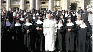 Las Hermanitas con el Papa Francisco