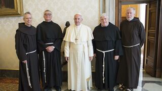 Marco Tasca, a la izquierda de Papa, durante el encuentro con las familias franciscanas