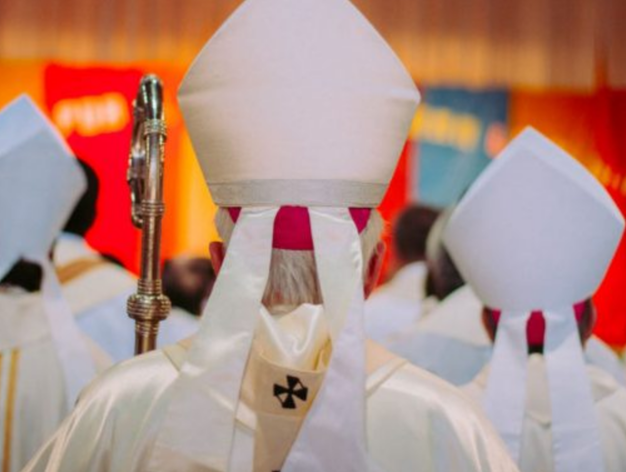 Mercedes Loring: "¿Sería posible pedir al Papa que suprima esos 'sombreros'  inútiles de los obispos?"