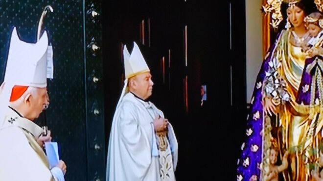 Cañizares hizo sacar la imagen de la Virgen a la puerta de la Basílica para que bendijera la ciudad