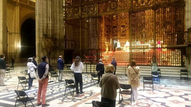 Fieles en la catedral de Sevilla