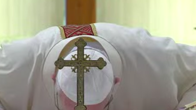 El Papa besa el altar