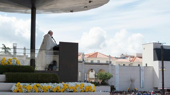 Francisco preside la Misa de canonización de los pastorcillos Francisco y Jacinta Marto