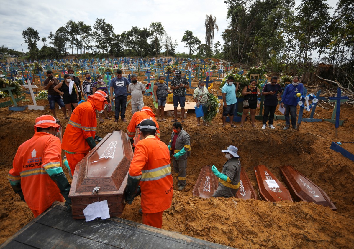 Manaos entierra a sus muertos por COVID-19