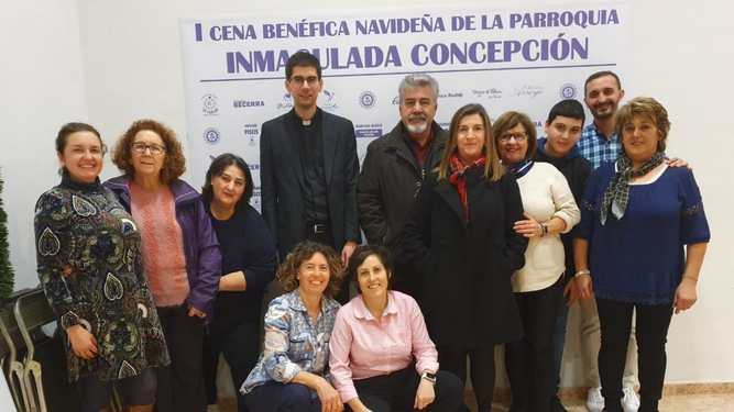 Miguel Conejero y los organizadores de la cena benéfica