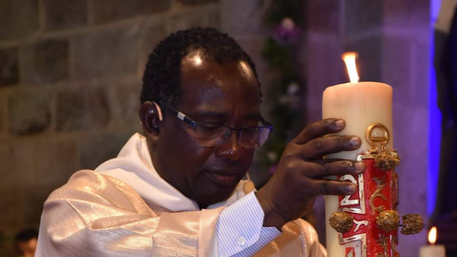 El sacerdote africano celebra la eucaristía en Galicia