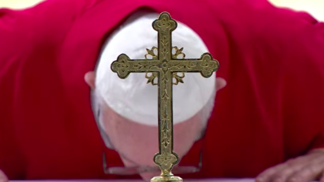 Francisco besó el altar de Santa Marta