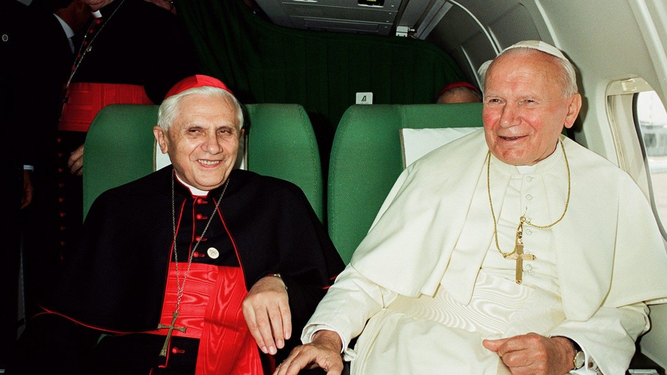 Benedicto XVI junto a Juan Pablo II