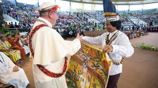 Francisco se encuentra con los pueblos indígenas en Puerto Maldonado, Perú