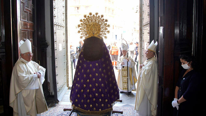 La Virgen en la puerta de la Basílica.