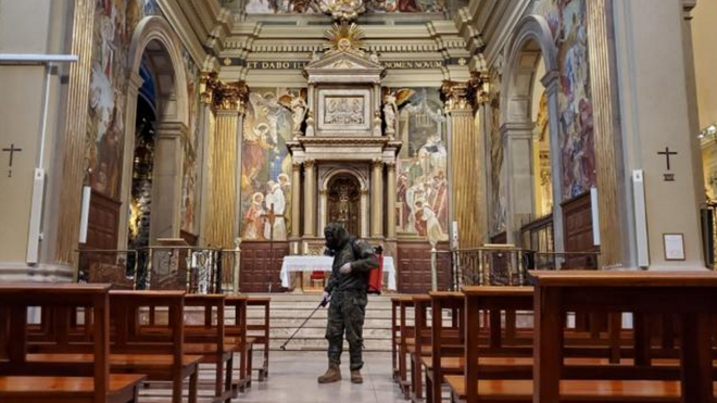 El ejército desinfecta una parroquia catalana