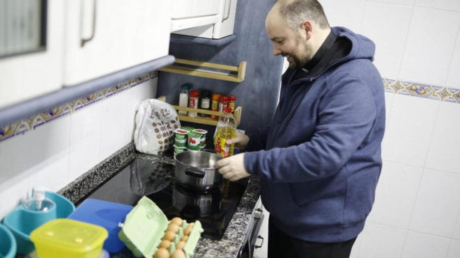 El sacerdote Enrique Álvarez cocina para sus feligreses impedidos