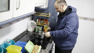 El sacerdote Enrique Álvarez cocina para sus feligreses impedidos