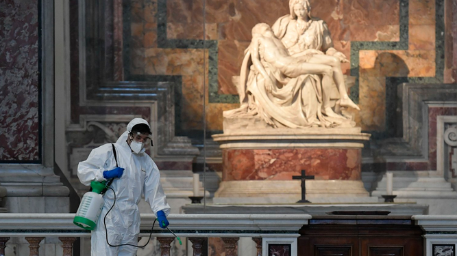 Un ténico limpia bajo La Piedad, de Miguel Ángel