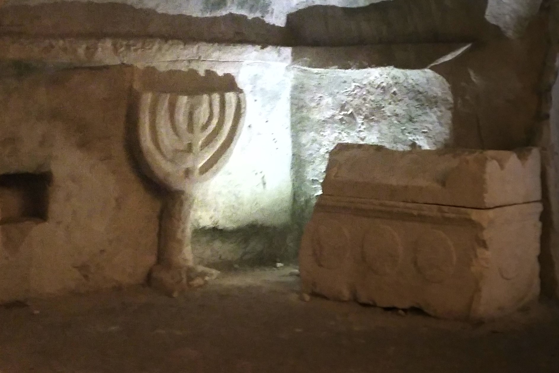 Menorá en el cementerio de Bet Shearim