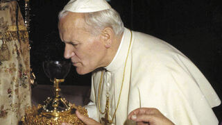 San Juan Pablo II veneró el Santo Cáliz en la Catedral y oró ante la Virgen de los Desamparados durante su visita a Valencia en 1982