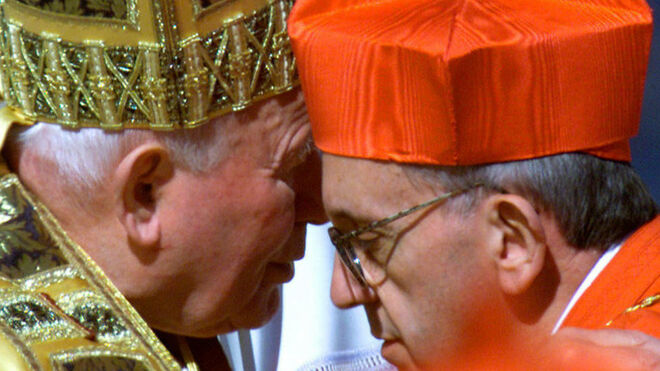 Juan Pablo II y el cardenal Bergoglio