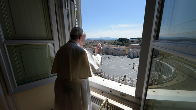 El Papa bendice la plaza vacía