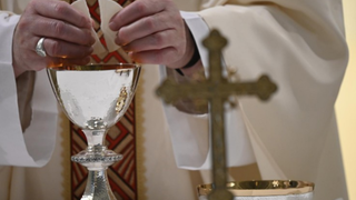 El Papa parte el pan