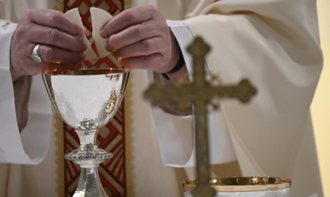El Papa parte el pan