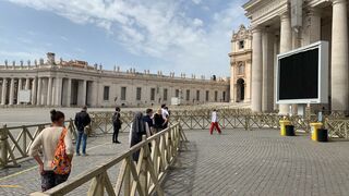 RD vuelve a entrar, con mascarillas y control de temperatura, en la basílica de san Pedro