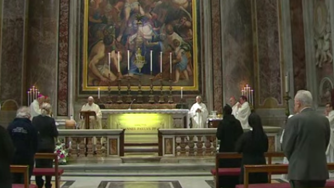 Misa en el altar de San Juan Pablo II