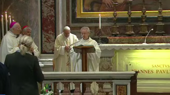 Misa en el altar de San Juan Pablo II