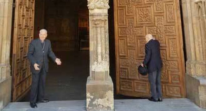 El obispo de León y el deán, abren las puertas de la catedral este lunes