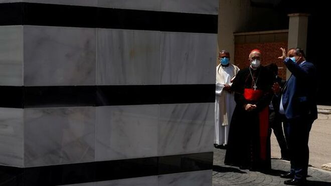 El cardenal Osoro, con mascarilla, inaugurando el túmulo en San Isidro