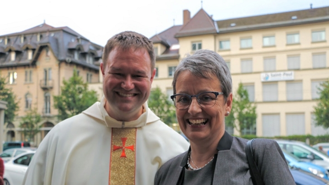 Marianne Pohl-Henzen y el sacerdote que la ha precedido en el cargo