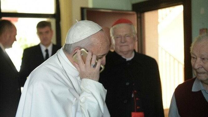 El Papa, al teléfono