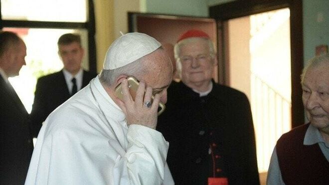 El Papa, al teléfono