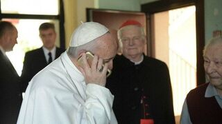El Papa, al teléfono