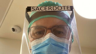 Sacerdote en el hospital durante la pandemia