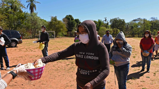 Reparto de comida a población desfavorecida en Paraguay