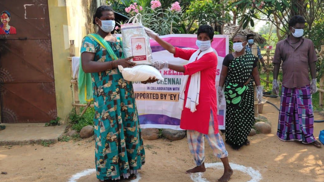 Entrega de bolsas de ayuda de los salesianos de Tamil Nadu en Chennai