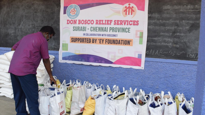 Preparación de los paquetes de subsistencia. Salesianos de Tamil Nadu, en India