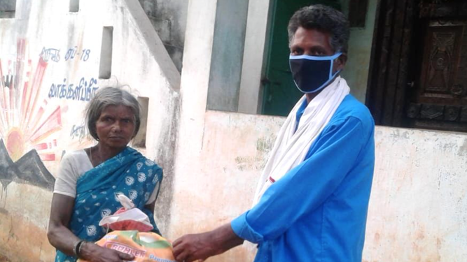 Productos básicos para ancianos vulnerables en Tamil Nadu. Salesianos
