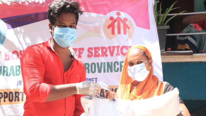Reparto de paquetes de urgencia, de alimentación, higiene y prevención. Salesianos de Tamil Nadu