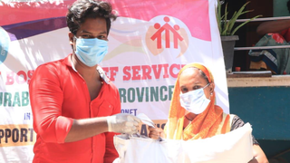 Reparto de paquetes de urgencia, de alimentación, higiene y prevención. Salesianos de Tamil Nadu
