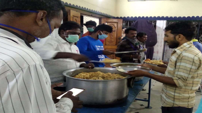 Trabajadores migrantes reciben los menús preparados en la comunidad salesiana. Chennai