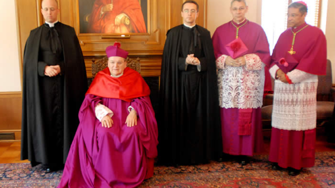 Cardenal Burke y la vestimenta clerical